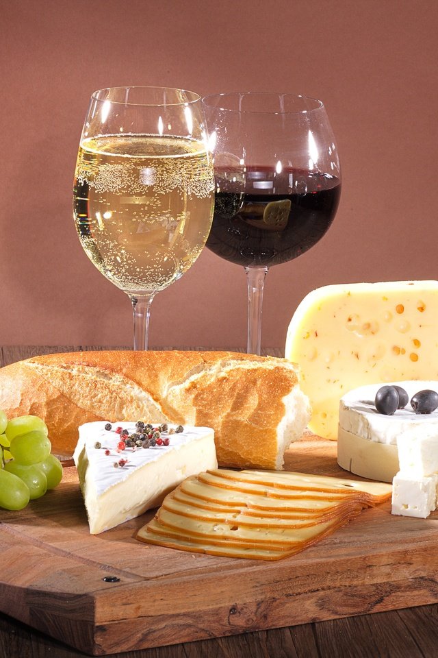 Обои виноград, хлеб, вино, бокалы, оливки, grapes, bread, wine, glasses, olives разрешение 5616x3744 Загрузить