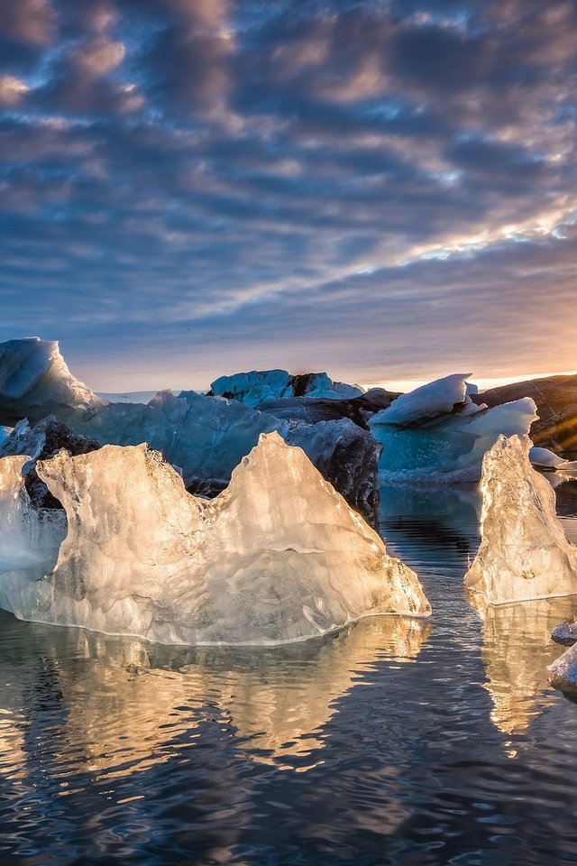 Обои небо, облака, вода, солнце, лучи, лёд, исландия, jokulsarlon, glacier lagoon, the sky, clouds, water, the sun, rays, ice, iceland разрешение 2048x1183 Загрузить