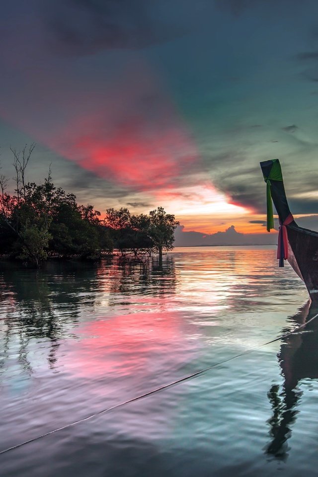 Обои небо, облака, деревья, закат, море, лодка, the sky, clouds, trees, sunset, sea, boat разрешение 2048x1142 Загрузить