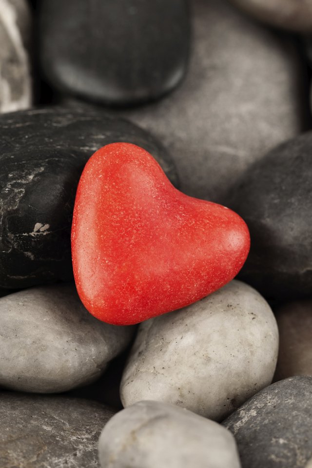 Стало сердце камнем. Сердце камень. Сердце из камня. Обои камни. Красивое сердечко из камушек.