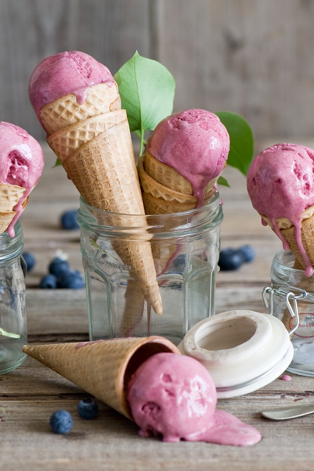 Обои мороженое, еда, сладости, черника, вафельный рожок, банка. вафельный рожок, ice cream, food, sweets, blueberries, waffle cone разрешение 4256x2768 Загрузить