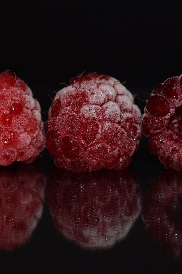 Обои макро, отражение, малина, иней, черный фон, ягоды, macro, reflection, raspberry, frost, black background, berries разрешение 5918x3328 Загрузить