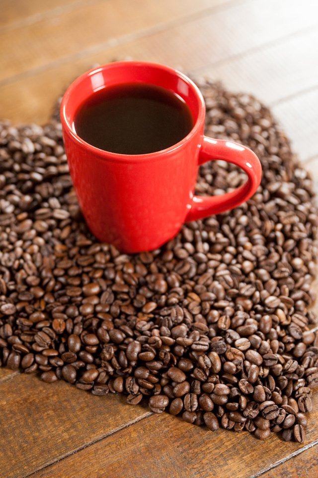 Обои кофе, сердце, чашка, кофейные зерна, деревянная поверхность, coffee, heart, cup, coffee beans, wooden surface разрешение 4000x2667 Загрузить