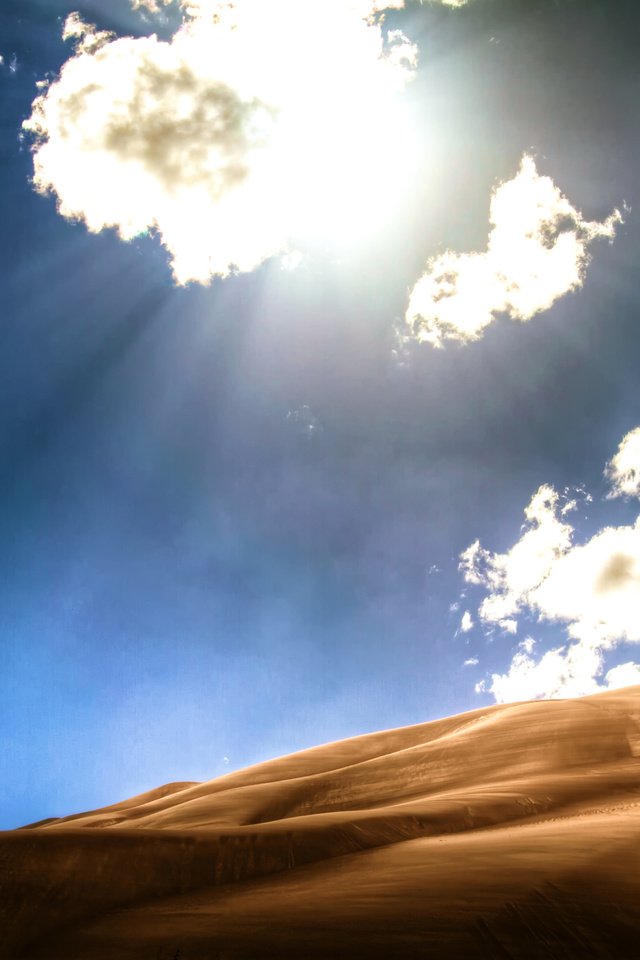 Обои небо, облака, песок, пустыня, дюны, колорадо, солнечный свет, the sky, clouds, sand, desert, dunes, colorado, sunlight разрешение 2560x1700 Загрузить