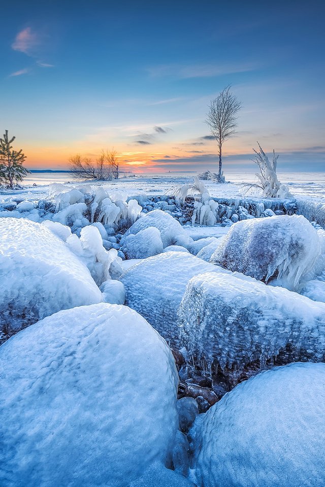 Обои небо, лёд, деревья, озеро, природа, камни, закат, зима, пейзаж, the sky, ice, trees, lake, nature, stones, sunset, winter, landscape разрешение 1920x1200 Загрузить