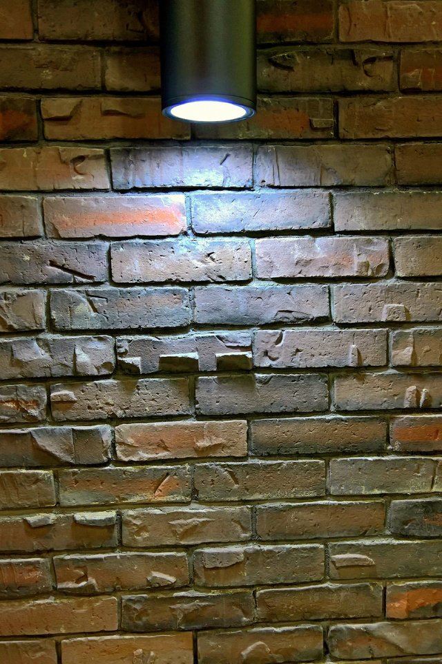 Обои свет, стена, лампа, подсветка, кирпич, светильник, кирпичная кладка, light, wall, lamp, backlight, brick, brickwork разрешение 2913x5175 Загрузить