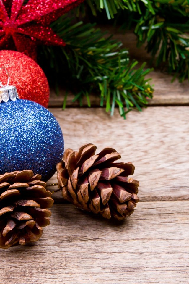 Обои новый год, шары, рождество, шишки, деревянная поверхность, new year, balls, christmas, bumps, wooden surface разрешение 2880x1800 Загрузить