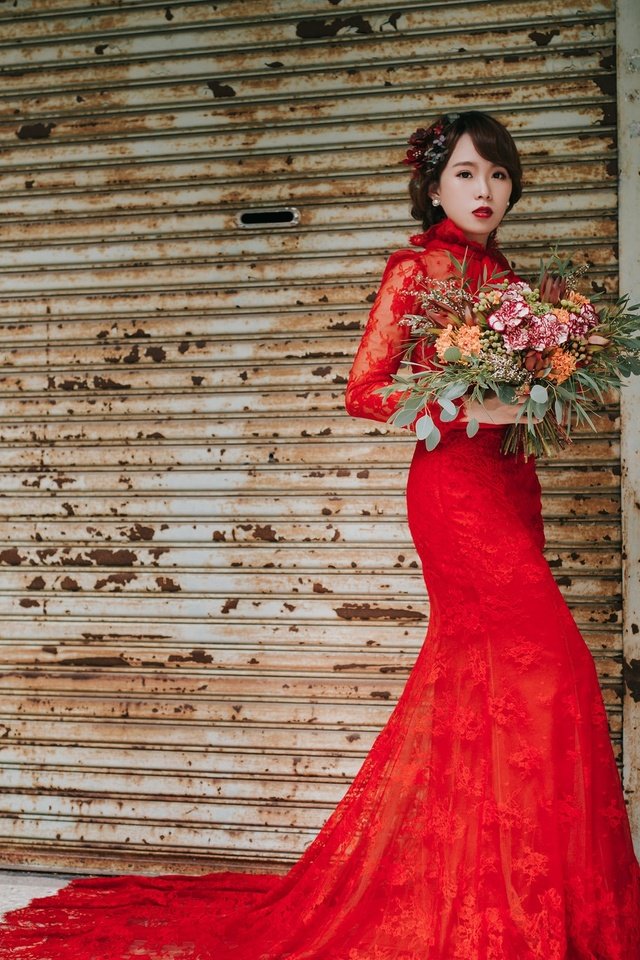 Красное платье с букетом