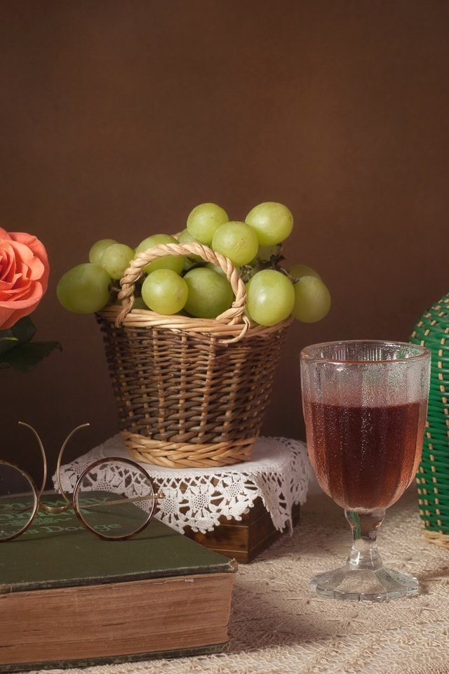 Обои виноград, розы, очки, вино, книга, печенье, натюрморт, бутыль, grapes, roses, glasses, wine, book, cookies, still life, bottle разрешение 2000x1268 Загрузить
