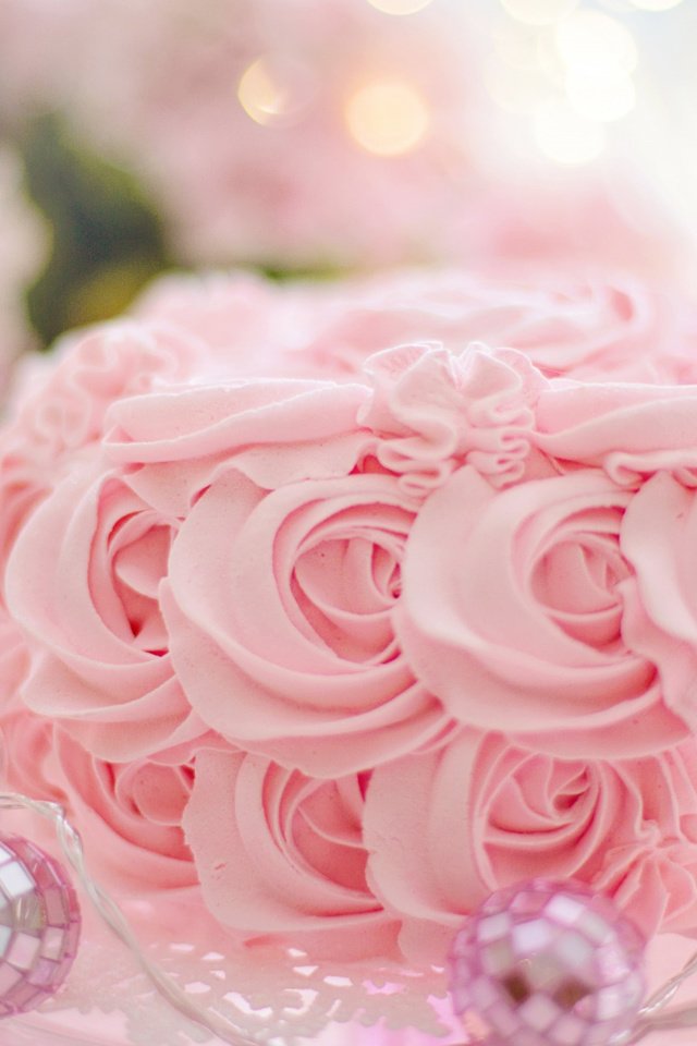 Обои шар, розовый, сладкое, гирлянда, торт, крем, ball, pink, sweet, garland, cake, cream разрешение 2112x1188 Загрузить