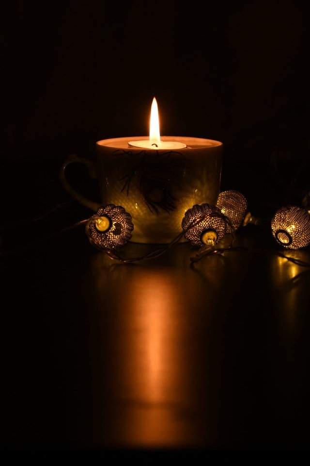 Обои свет, лампочки, ночь, свеча, новый год, праздник, пламя, рождество, стол, гирлянда, кружка, чашка, темнота, light, light bulb, night, candle, new year, holiday, flame, christmas, table, garland, mug, cup, darkness разрешение 2000x1333 Загрузить