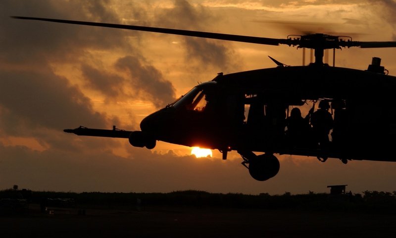 Обои вечер, солдаты, вертолет, the evening, soldiers, helicopter разрешение 1920x1200 Загрузить