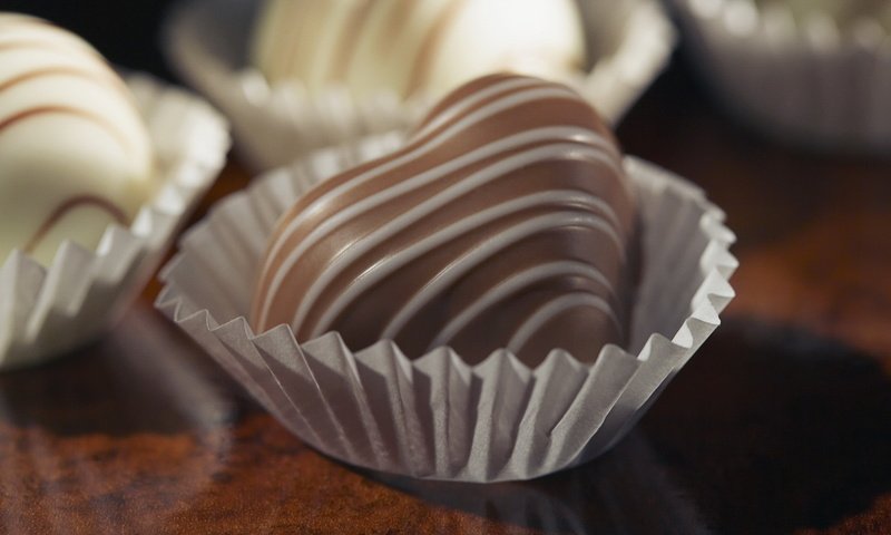 Обои конфеты, белый, шоколад, темный, сладость, десерт, вкусно, шоколадные конфеты, candy, white, chocolate, dark, the sweetness, dessert, delicious, chocolates разрешение 1920x1080 Загрузить