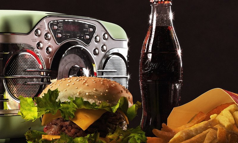 Обои гамбургер, натюрморт, кока-кола, радио, радиоприёмник, жареная картошка, hamburger, still life, coca-cola, radio, fried potatoes разрешение 1920x1080 Загрузить