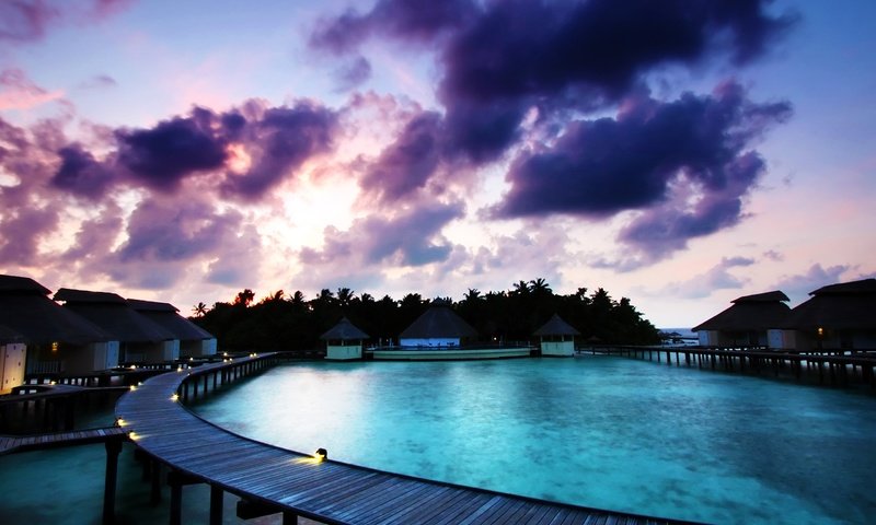 Обои восход, утро, пальмы, бассейн, отдых, бунгало, мальдивы, sunrise, morning, palm trees, pool, stay, bungalow, the maldives разрешение 2560x1600 Загрузить