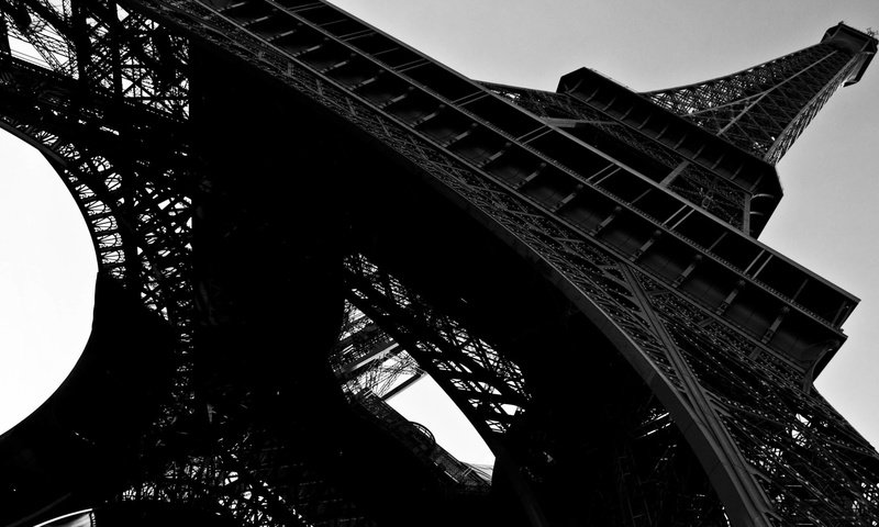 Обои небо, париж, франция, эйфелева башня, чёрно-белые, the sky, paris, france, eiffel tower, black and white разрешение 2400x1350 Загрузить