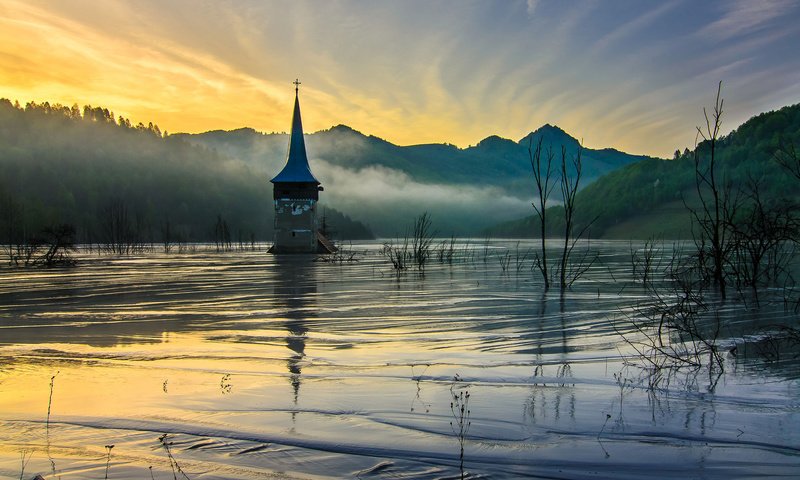 Обои горы, утро, туман, рассвет, весна, церковь, низина, затопленная, mountains, morning, fog, dawn, spring, church, lowland, flooded разрешение 2048x1356 Загрузить