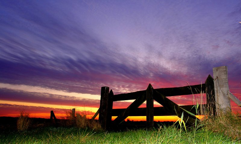 Обои небо, трава, природа, закат, забор, the sky, grass, nature, sunset, the fence разрешение 3259x2318 Загрузить