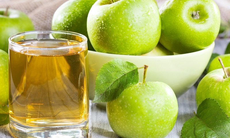 Обои фрукты, яблоки, зеленые, стакан, сок, зеленые яблочки, яблочный сок, fruit, apples, green, glass, juice, green apples, apple juice разрешение 1920x1371 Загрузить