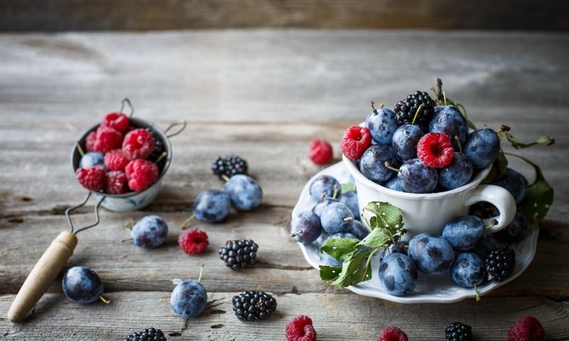 Обои малина, фрукты, ягоды, ежевика, сливы, деревянная поверхность, raspberry, fruit, berries, blackberry, plum, wooden surface разрешение 1920x1393 Загрузить