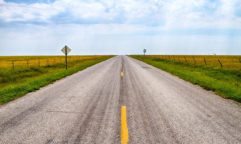 Обои небо, дорога, облака, горизонт, забор, the sky, road, clouds, horizon, the fence разрешение 2048x1365 Загрузить