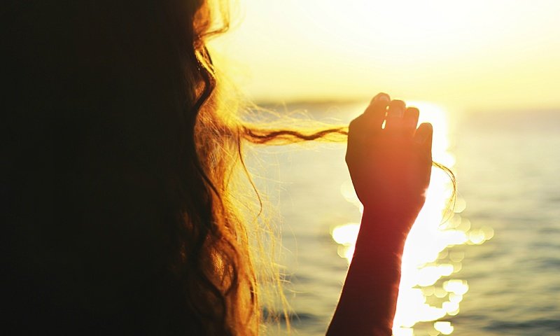 Обои солнце, рука, девушка, волосы, локоны, the sun, hand, girl, hair, curls разрешение 4559x3039 Загрузить