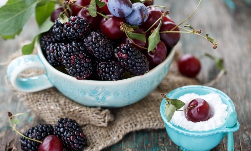 Обои фрукты, ягоды, вишня, сахарная пудра, ежевика, мешковина, шелковица, fruit, berries, cherry, powdered sugar, blackberry, burlap, mulberry разрешение 1920x1200 Загрузить