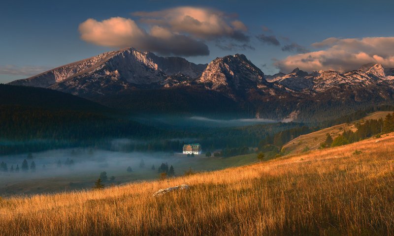 Обои горы, туман, дом, mountains, fog, house разрешение 2048x1152 Загрузить