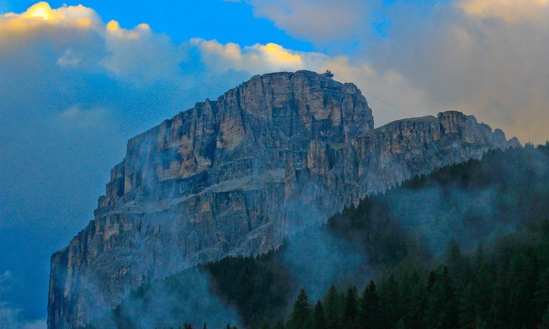 Обои небо, облака, деревья, скала, туман, гора, the sky, clouds, trees, rock, fog, mountain разрешение 2048x1365 Загрузить