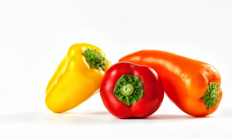 Обои белый фон, овощи, перец, bell peppers, yellow bell pepper, red bell peppers, white background, vegetables, pepper разрешение 2048x1365 Загрузить