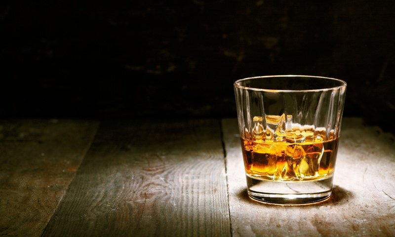 Обои лёд, стакан, дерева, виски, алкогольный напиток, cтекло, ice, glass, wood, whiskey, alcoholic beverage разрешение 2880x1920 Загрузить