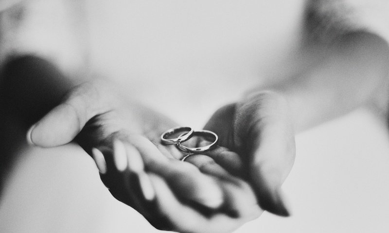 Обои чёрно-белое, руки, кольца, обручальные, black and white, hands, ring, wedding разрешение 3240x2160 Загрузить