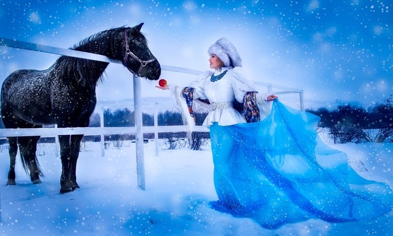 Обои лошадь, снег, девушка, платье, шапка, яблоко, платок, horse, snow, girl, dress, hat, apple, shawl разрешение 1920x1113 Загрузить