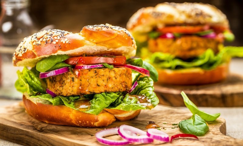 Обои зелень, гамбургер, мясо, помидор, булочка, быстрое питание, greens, hamburger, meat, tomato, bun, fast food разрешение 2880x1777 Загрузить