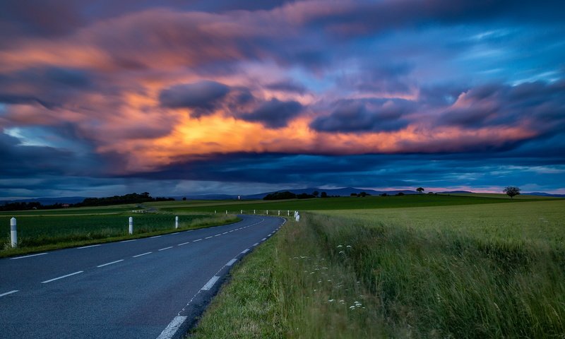 Обои небо, дорога, трава, закат, поле, the sky, road, grass, sunset, field разрешение 1920x1223 Загрузить