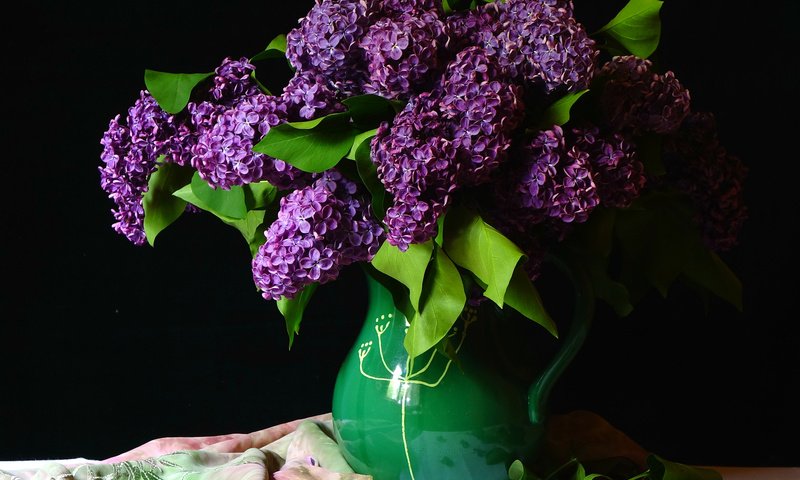 Обои черный фон, букет, ваза, лиловый, сирень, black background, bouquet, vase, purple, lilac разрешение 1920x1340 Загрузить