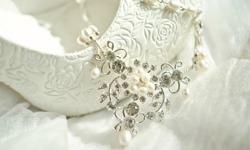 Обои макро, белый, свадьба, туфли, украшение, macro, white, wedding, shoes, decoration разрешение 2560x1696 Загрузить