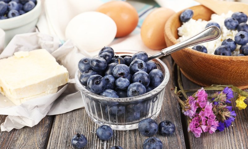 Обои цветы, ягоды, черника, завтрак, яйца, творог, flowers, berries, blueberries, breakfast, eggs, cheese разрешение 5472x3648 Загрузить