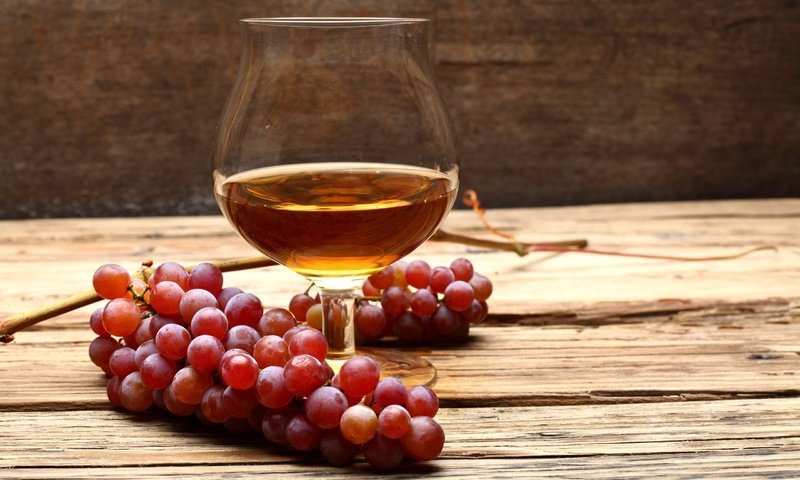 Обои виноград, стол, бокал, алкоголь, коньяк, гроздь, grapes, table, glass, alcohol, cognac, bunch разрешение 2560x1600 Загрузить