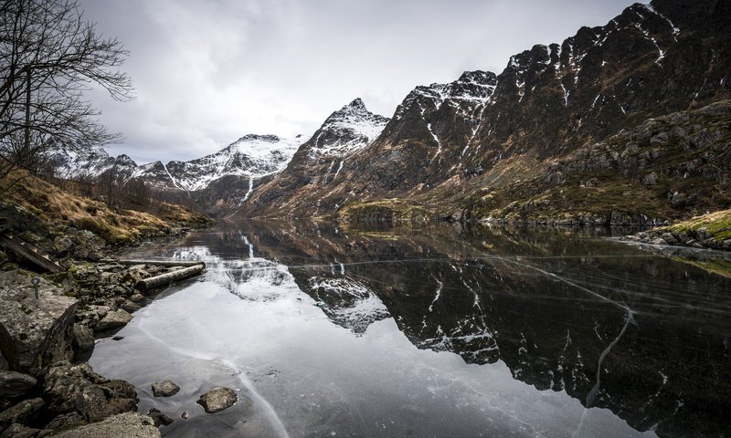 Обои небо, озеро, горы, дерево, лёд, the sky, lake, mountains, tree, ice разрешение 2048x1367 Загрузить