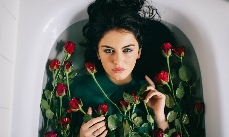 Обои цветы, девушка, брюнетка, розы, взгляд, волосы, ванна, aurela skandaj, flowers, girl, brunette, roses, look, hair, bath разрешение 2048x1357 Загрузить