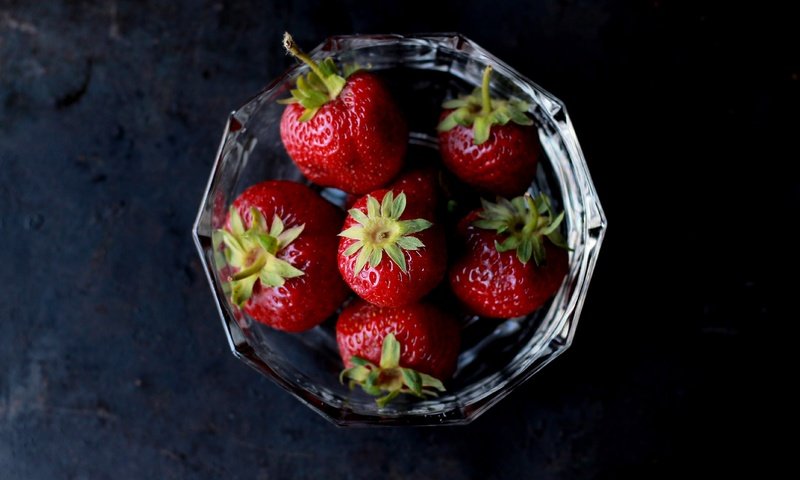 Обои клубника, черный фон, ягоды, спелая клубника, strawberry, black background, berries, ripe strawberries разрешение 4272x2848 Загрузить