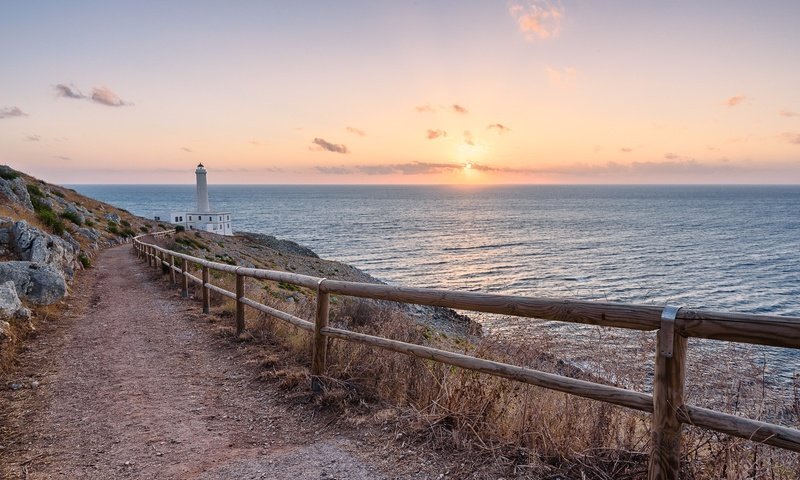 Обои небо, берег, закат, море, дорожка, маяк, горизонт, забор, the sky, shore, sunset, sea, track, lighthouse, horizon, the fence разрешение 2048x1367 Загрузить