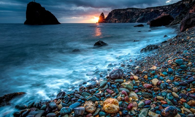 Обои скалы, камни, галька, море, пляж, побережье, крым, alexey suloev, jasper beach, rocks, stones, pebbles, sea, beach, coast, crimea разрешение 1920x1169 Загрузить