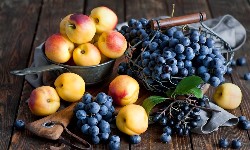 Обои виноград, фрукты, абрикос, ягоды, натюрморт, сливы, нектарин, grapes, fruit, apricot, berries, still life, plum, nectarine разрешение 1920x1200 Загрузить