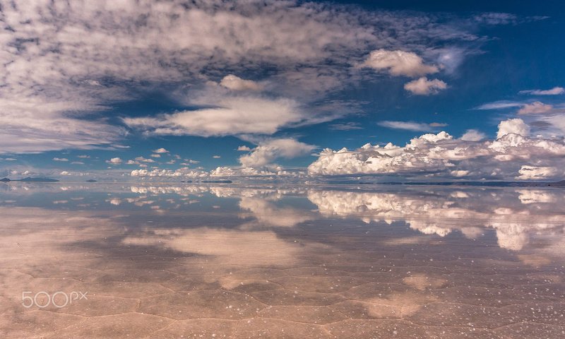 Обои небо, облака, вода, озеро, отражение, пейзаж, солончак, the sky, clouds, water, lake, reflection, landscape, saline разрешение 1920x1200 Загрузить