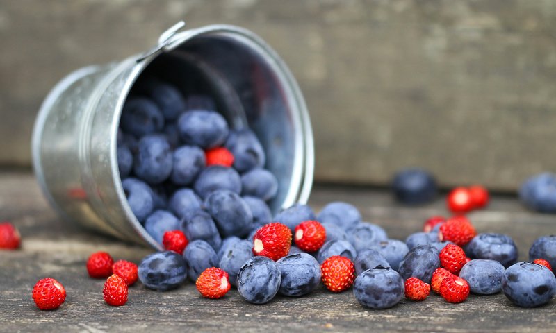 Обои ягоды, черника, земляника, ведерко, berries, blueberries, strawberries, bucket разрешение 1920x1080 Загрузить