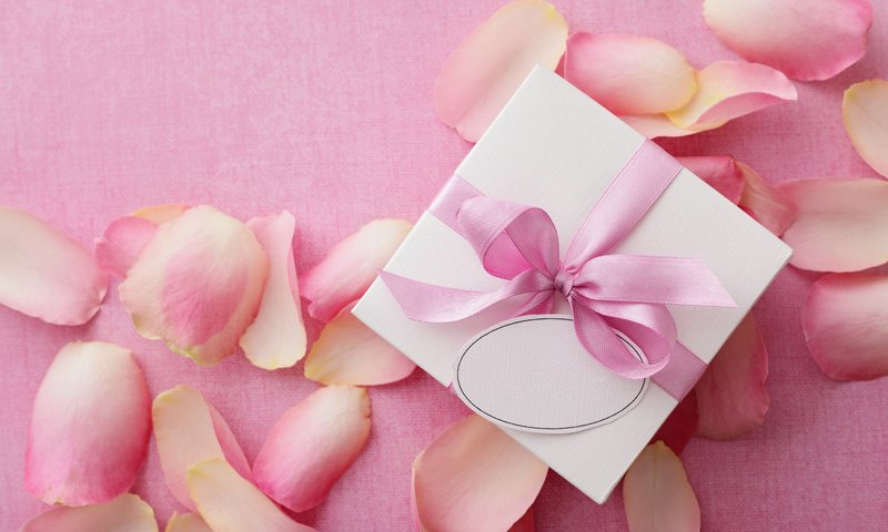 Обои лепестки, подарок, день святого валентина, 14 февраля, petals, gift, valentine's day, 14 feb разрешение 5408x3569 Загрузить