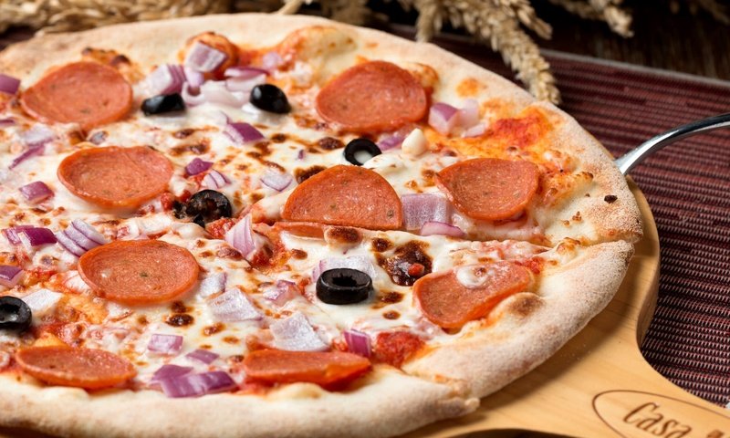 Обои доска, лук, сыр, колбаса, оливки, пицца, board, bow, cheese, sausage, olives, pizza разрешение 2048x1314 Загрузить