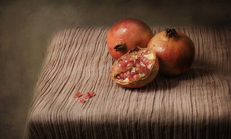 Обои макро, фрукты, зерна, стол, плод, гранат, macro, fruit, grain, table, the fruit, garnet разрешение 2048x1356 Загрузить